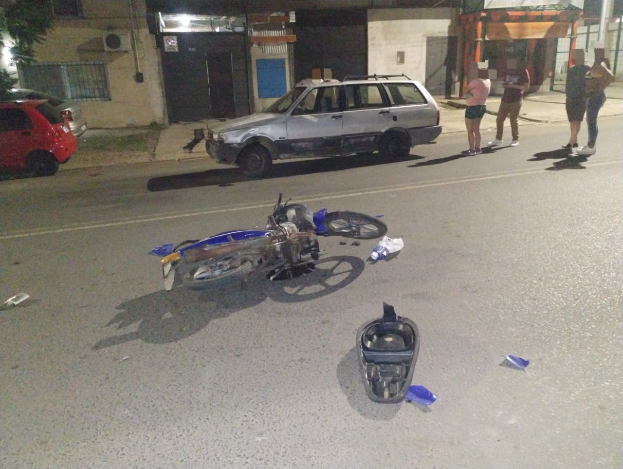 Dos mujeres heridas tras choque entre un auto y una moto