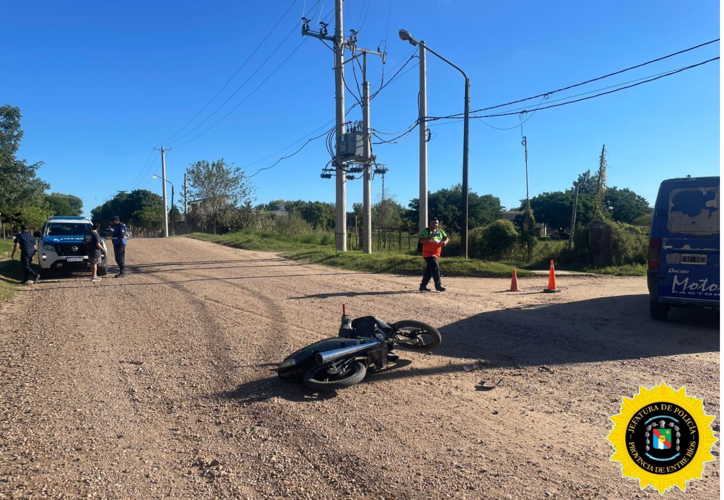 Motociclista sufrió un accidente cuando embistió la rueda de un vehículo: fue trasladado al hospital