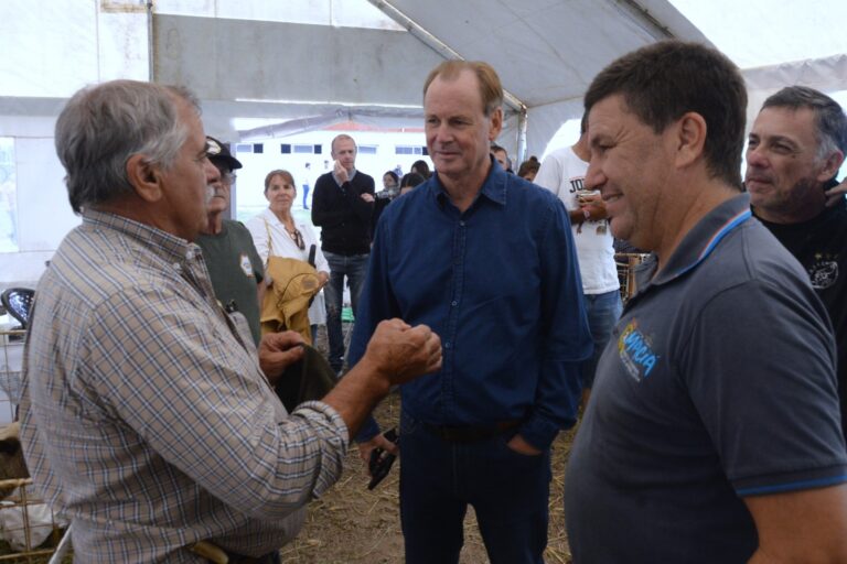 El exgobernador valoró al sector apícola y recorrió el nuevo albergue municipal