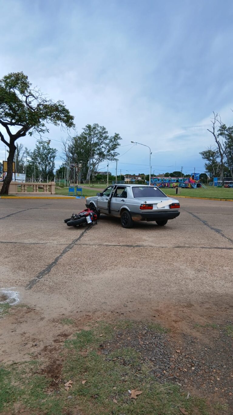 Motociclista gravemente herido tras chocar contra un auto en Costanera