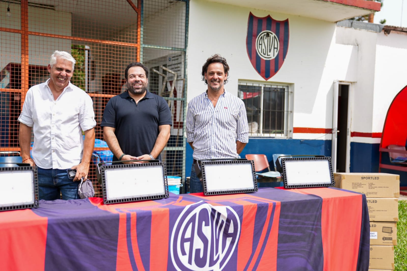 La provincia entregó luminarias al club San Lorenzo de Concordia para optimizar el uso de su cancha