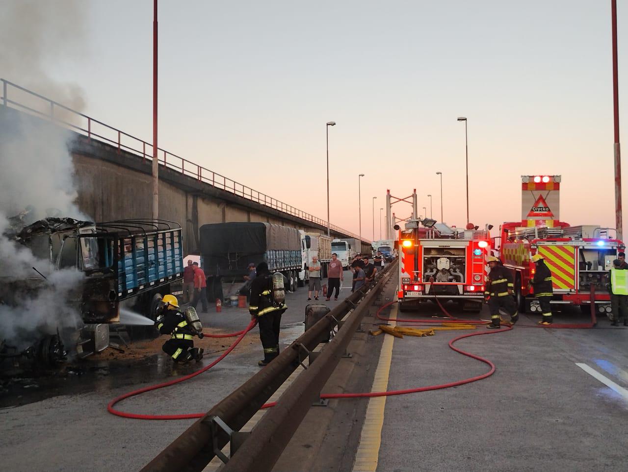 Corte total en la RN12 por incendio de un camión en el Complejo Zárate – Brazo Largo