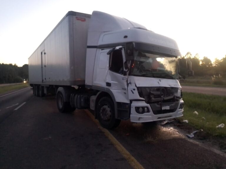 Fuerte colisión entre camiones en la ruta nacional 14: conductor atrapado fue rescatado por bomberos