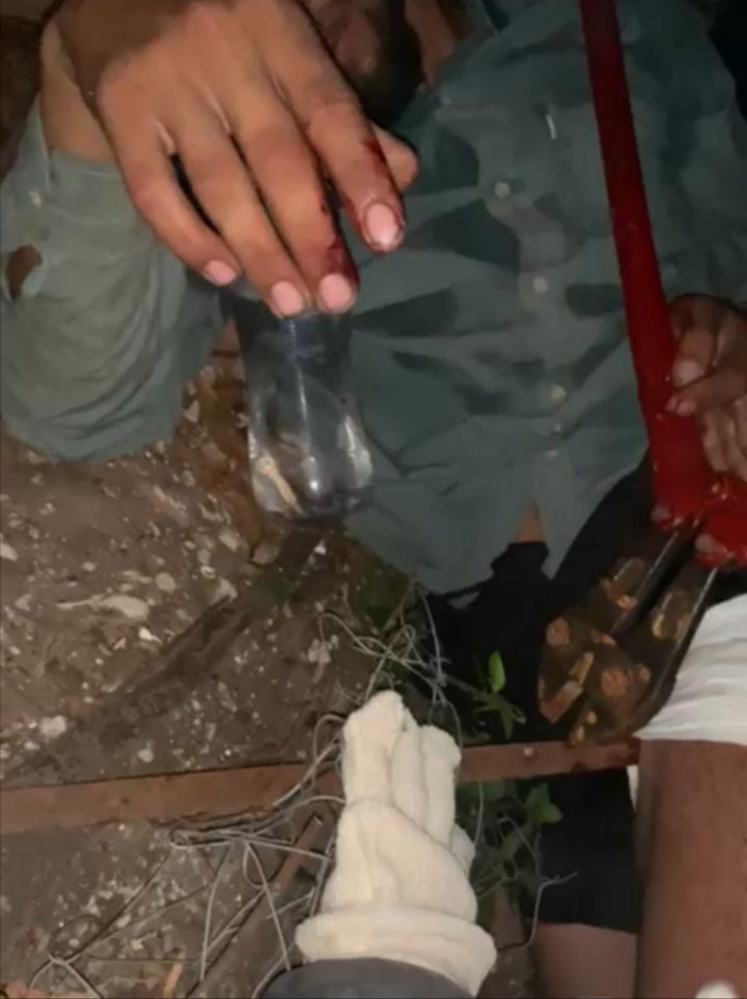 Dramático rescate en barrio La Bianca: un hombre cayó de un árbol y terminó con una planchuela incrustada