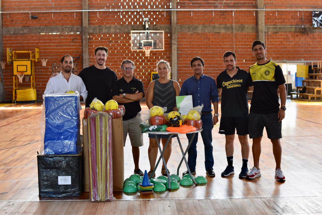 Entrega de equipamiento deportivo al Centro de ex alumnos Capuchino
