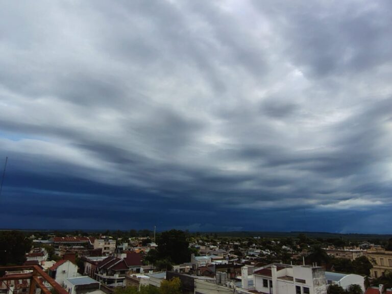 Defensa Civil emitió una alerta por lluvias y vientos intensos en gran parte del territorio provincial