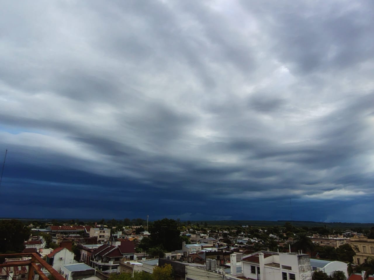 Defensa Civil emitió una alerta por lluvias y vientos intensos en gran parte del territorio provincial