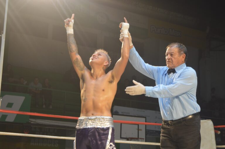 Santiago Bazán se impuso en una gran velada boxística