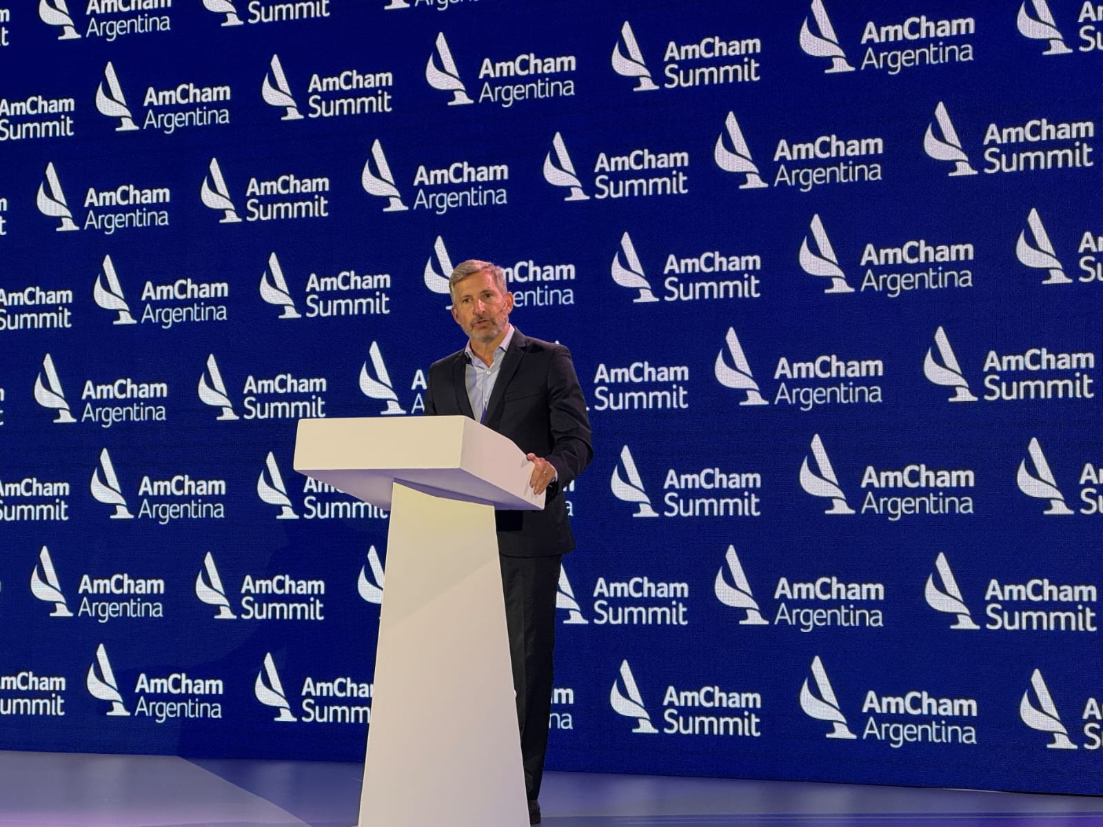 Frigerio propuso un nuevo pacto fiscal federal ante empresarios en Amcham y recibió una ovación