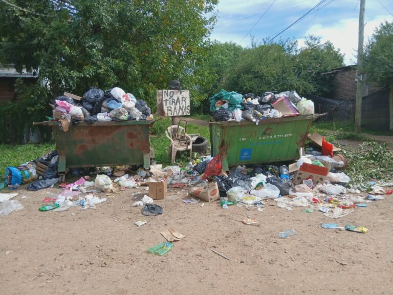 Reclamo vecinal en el Asentamiento La Blanca: denuncian falta de alumbrado y recolección de residuos