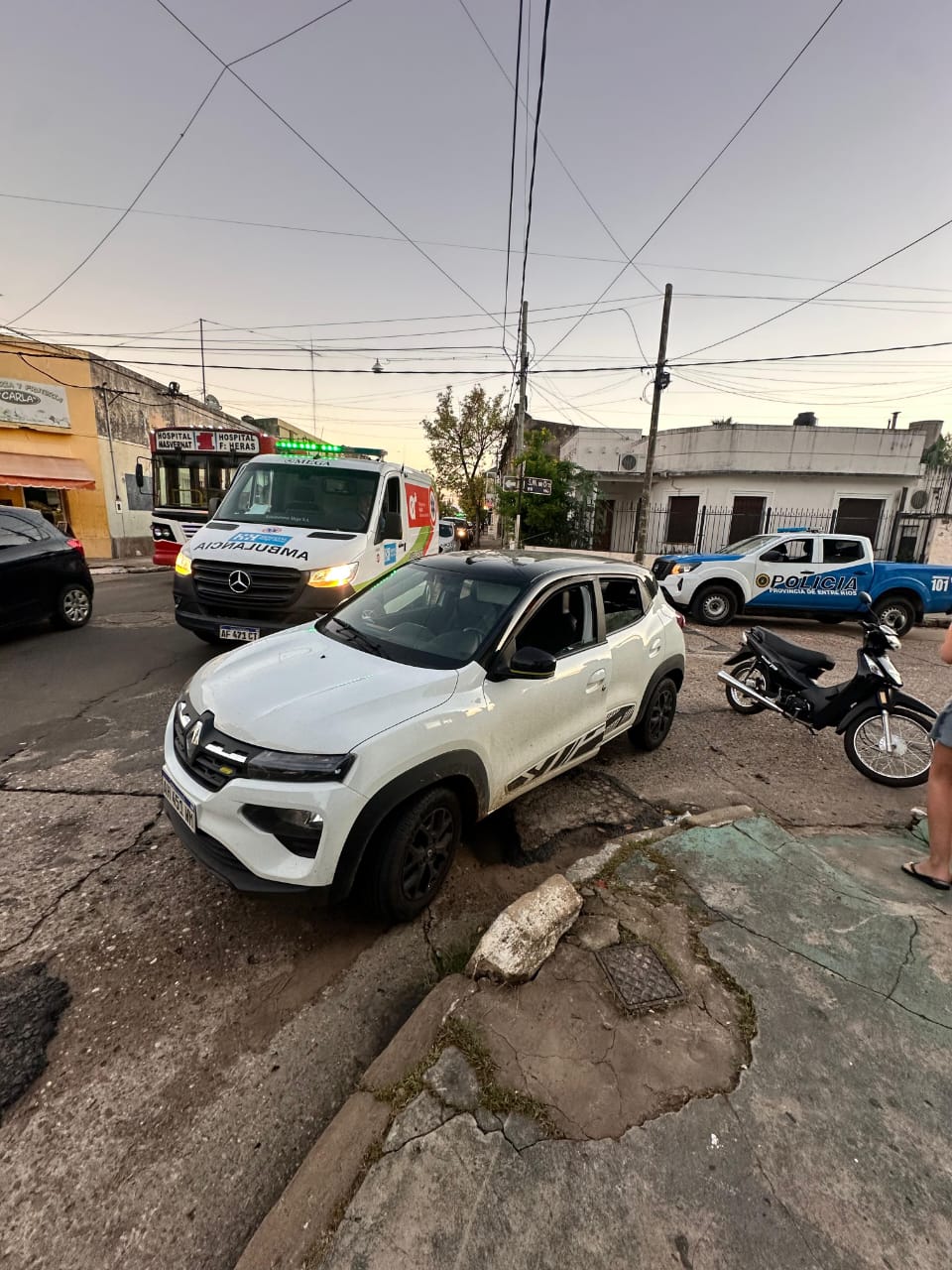 Motociclista sufrió lesiones leves tras choque contra un auto en pleno centro de Concordia