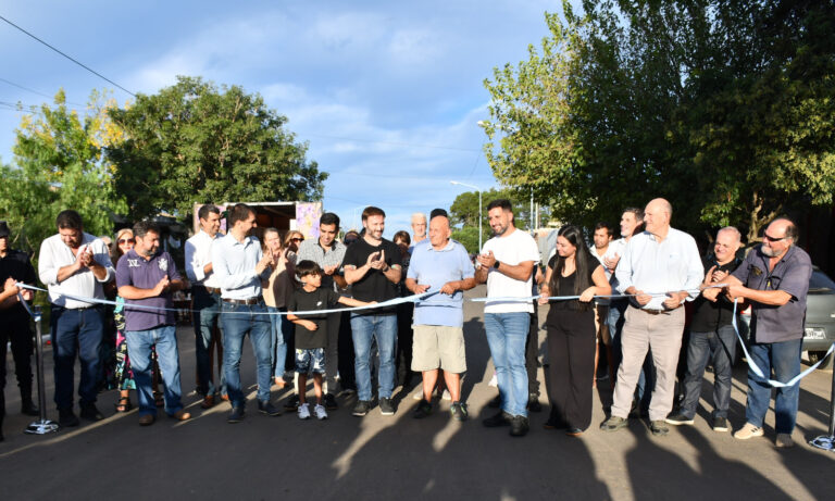 Azcué inauguró las obras de pavimentación de calle Dr Sauré