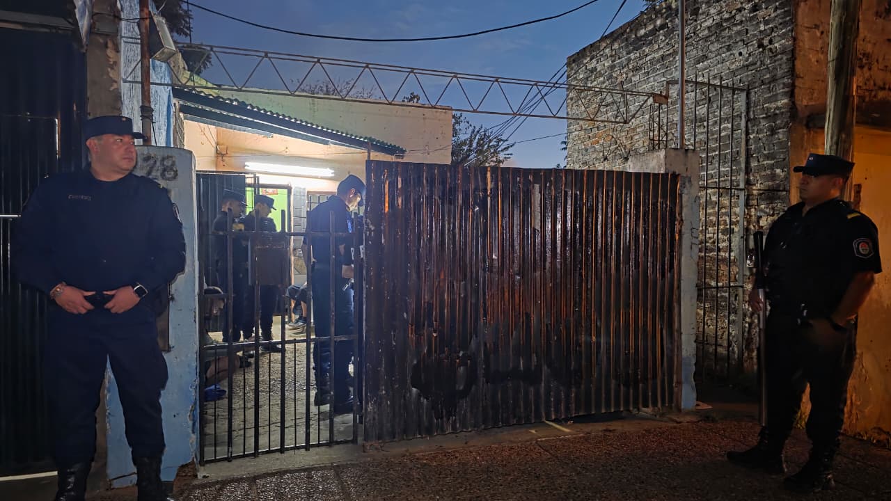 Allanamientos en barrios Independencia y 90 Viviendas: secuestran armas, droga y una moto; hay dos detenidos