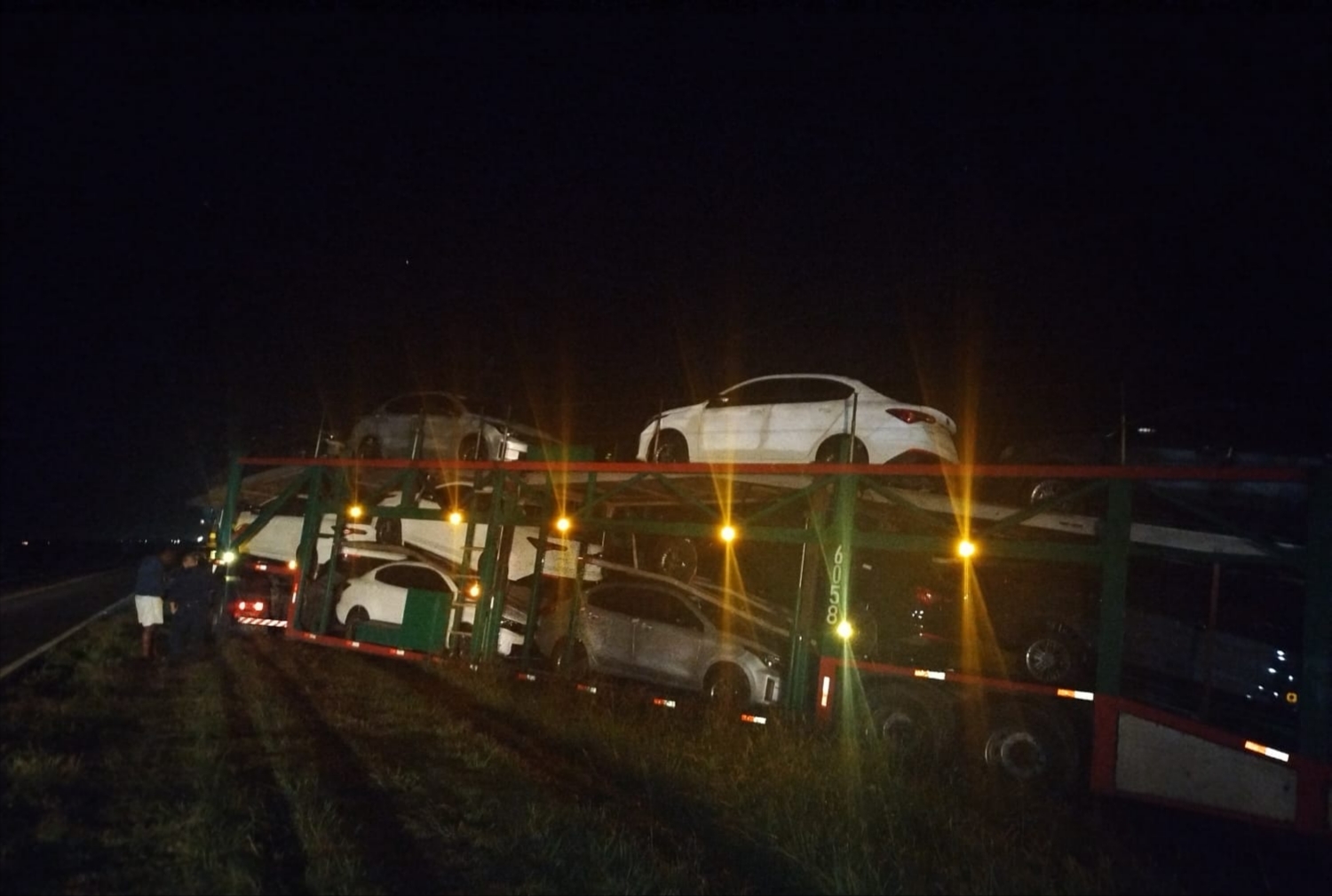 Camión cargado con autos quedó atascado en la banquina de la Ruta 18 por el barro tras las lluvias