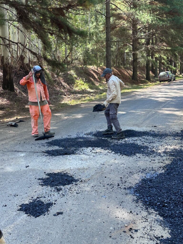 CODESAL inicia trabajos de bacheo en accesos y zonas de camping del Lago de Salto Grande