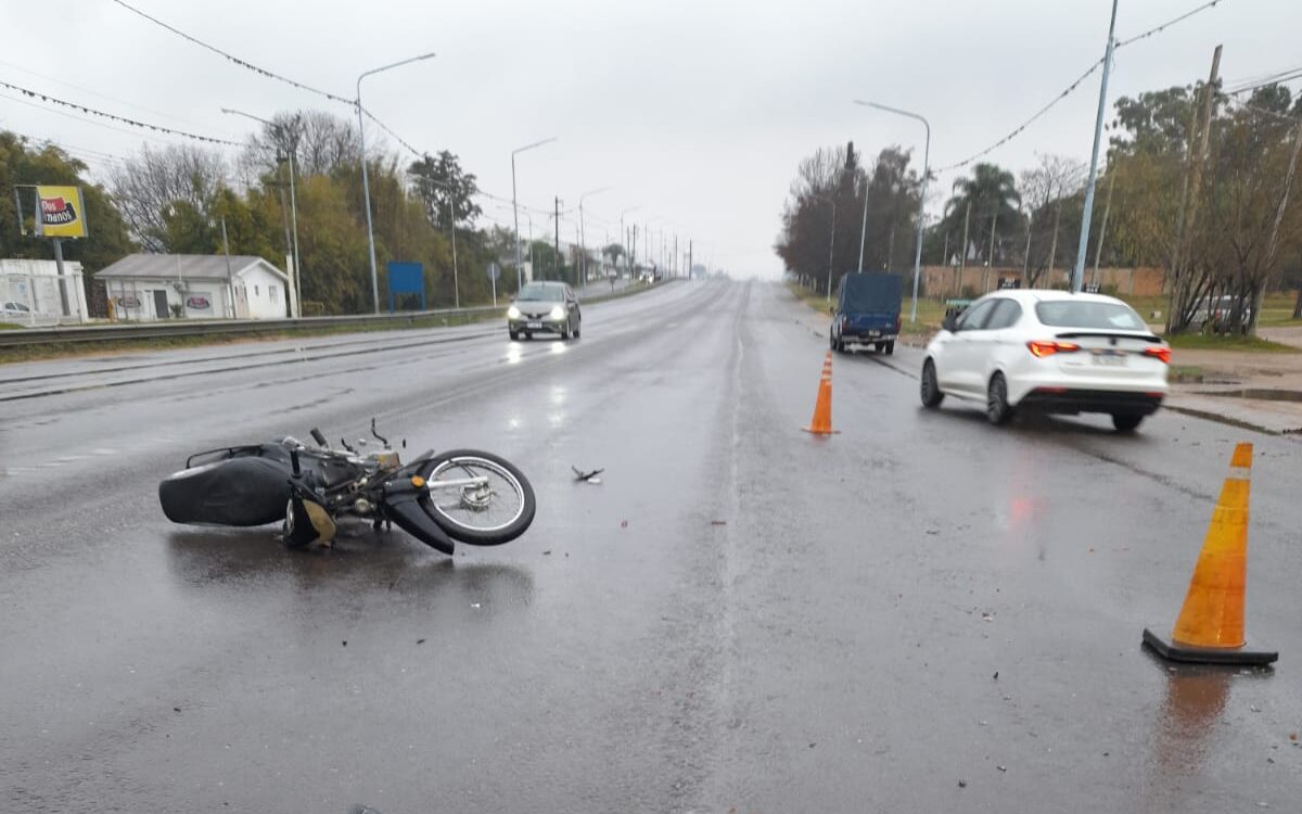Motociclista de 23 años resultó herido tras chocar con una camioneta en avenida Presidente Perón