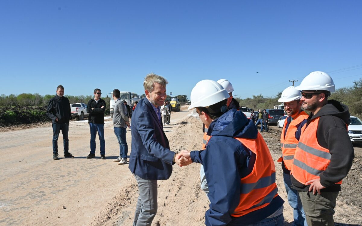 «Tenemos que reconstruir esa confianza perdida de la gente en la política», afirmó Frigerio al recorrer la obra de la ruta 20