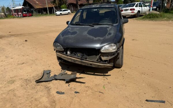 Un menor en moto chocó contra un colectivo, intentó escapar y terminó impactando contra un automóvil