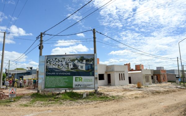 Frigerio recorrió la obra de 10 viviendas destinadas personal policial en Chajarí