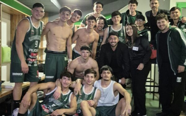 Estudiantes goleó a San José y sueña con los octavos
